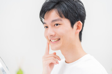 綺麗な歯並びの若い日本人男性