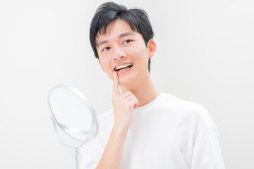 綺麗な歯並びの若い日本人男性