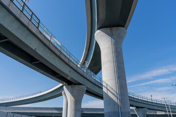 自動車専用道路のジャンクションの風景