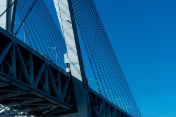 日本の瀬戸内海に掛かる瀬戸大橋の写真