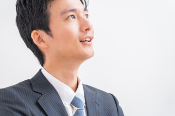 スーツを着た日本人男性