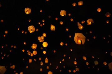 スカイランタンの夜空