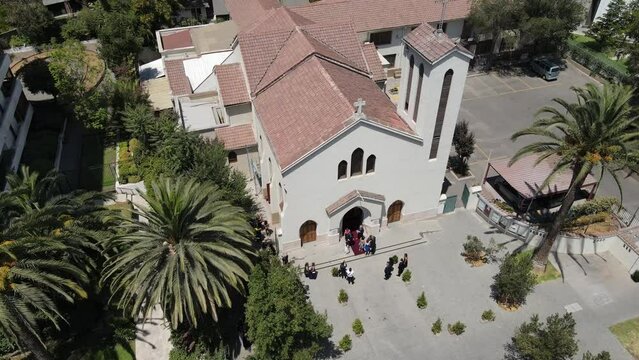 Parroquia Nuestra Se&ntilde;ora de Los Angeles en sesi&oacute;n de hermoso matrimonio en Las Condes de Santiago de Chile