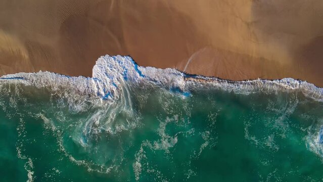 Cenital vista of the sean and the waves in litoral central de chile, quinta regi&oacute;n