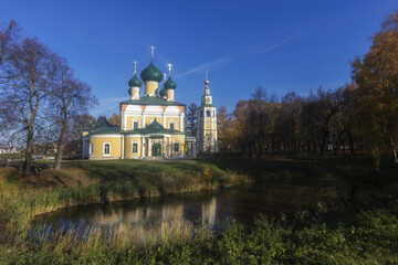 Obraz premium Transfiguration Cathedral of the Kremlin in Uglich on a autumn sunny day