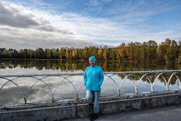 Obraz premium woman tourist on the background of ancient sights on an autumn gray day