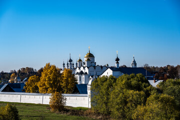 ancient stone monastery against the backdrop of autumn nature in Suzdal - obrazy, fototapety, plakaty