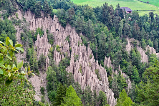 Sehensw&uuml;rdigkeit Erdpyramiden Lengmoos bei Ritten, Bozen in S&uuml;dtirol, Italien im Sommer