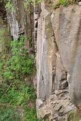 Schlucht eines Gebirgsbachs mit umgefallenen Bäumen und Felswand bei den Erdpyramiden Lengmoos bei Ritten, Bozen in Südtirol, Italien