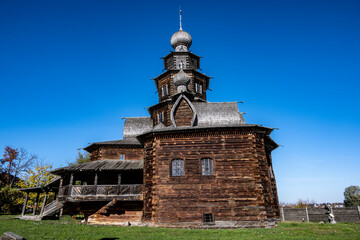 ancient wooden buildings as wonders of wooden architecture against the backdrop of autumn nature in Suzdal - obrazy, fototapety, plakaty