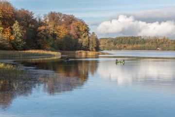 Fototapeta na wymiar Jesień nad jeziorem