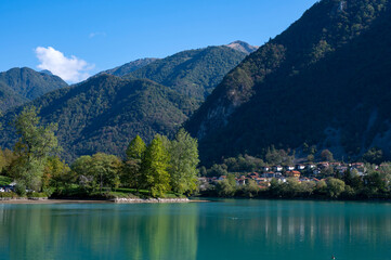 Obraz na płótnie Canvas La rivière sauvage d'Isonzo près du village de Most na Soči en Slovénie