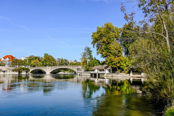 Fototapeta premium Rheinfelden, Rhein, Inseli, Burgstell, Insel, Schifflände, Rheinufer, alte Rheinbrücke, Uferweg, Rheinweg, Rheinschifffahrt, Zoll, Altstadt, Stadt, Herbst, Aargau, Schweiz, Deutschland, Landesgrenze 