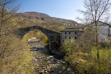 Fototapeta na wymiar Antico ponte romanico di lugagnano
