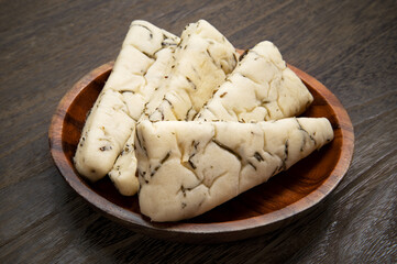 細切り昆布を練り込んだ富山のおかずパン