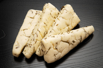 細切り昆布を練り込んだ富山のおかずパン