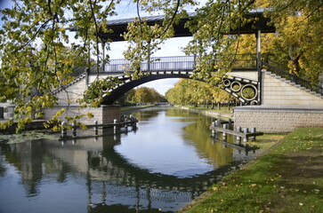 Fototapeta na wymiar Pont Napoléon Lille au début de l'automne - octobre 22