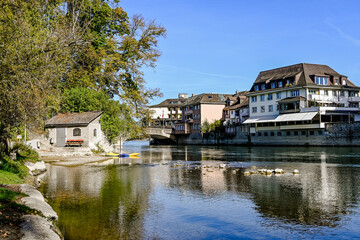 Obraz premium Rheinfelden, Rhein, Inseli, Burgstell, Insel, Schifflände, Rheinufer, Stadt, Altstadt, alte Rheinbrücke, Uferweg, Rheinweg, Rheinschifffahrt, Herbst, Aargau, Schweiz 
