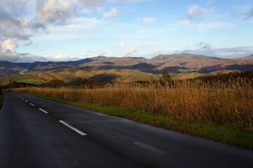 雨上がりの陽光が晩秋の山並みに差していた
