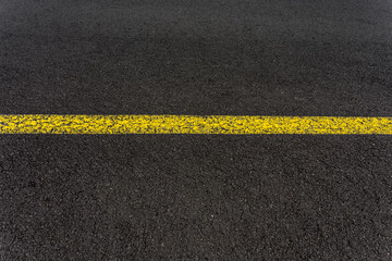 Ligne jaune sur asphalte 