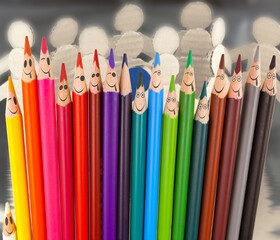 Crayons de couleurs souriants, concept écoliers, rentrée de surf classes 