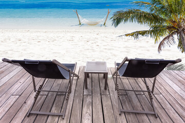 Terrasse bois en bordure d’un lagon paradisiaque 