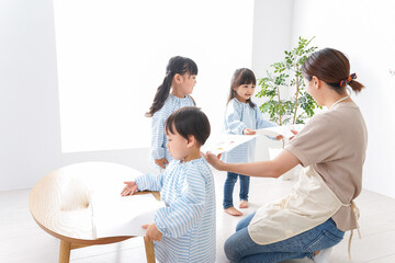 幼稚園の先生と児童