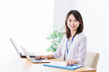 オフィスで事務作業をする若いビジネスウーマン