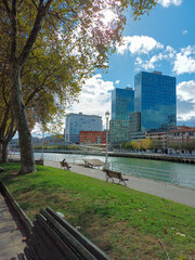Puente Zubizuri y las Torres de Isozaki vistas desde el paseo del Campo Volantín en Bilbao.