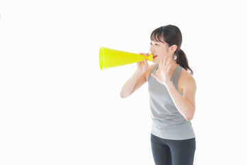 スポーツの応援をする若い女性