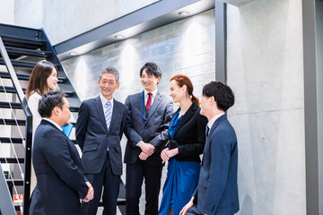 オフィスでコミュニケーションを取るビジネスパーソン