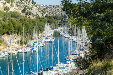 Le port des calanque de cassis avec une mer bleue lagon