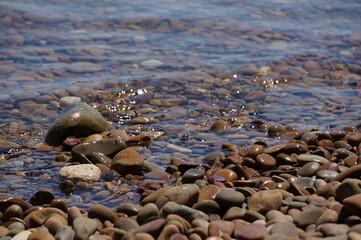 Des galets au bord de mer
