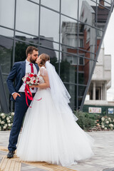 Naklejka premium portrait of young bride and groom enjoying romantic moments outside
