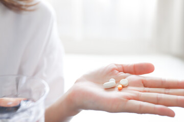 薬を飲む女性