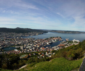 Fototapeta na wymiar Panoramablick vom Bergplateau des Fløyen auf die norwegische Stadt Bergen mit Ihrem Hafen und den Schiffen 