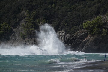 Italien Moneglia Wellen und Strand