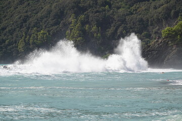 Italien Moneglia Wellen und Strand