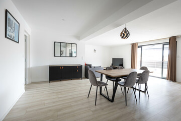 Fototapeta na wymiar Photographie d'un salon d'appartement, décoration pour location airbnb, appartement moderne meuble sombre