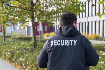 Schriftzug Security auf der Weste eines Mitarbeiters - obrazy, fototapety, plakaty