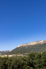 Paysage de montagne dans la r&eacute;gion Estella en Espagne, for&ecirc;t de pin et montagne blanche calcaire