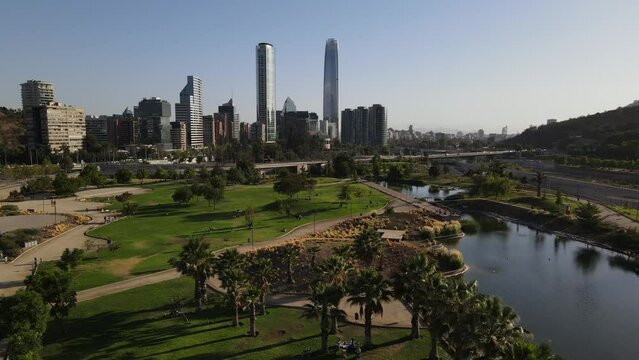 Vista aerea r&aacute;pida de costanera Center y titanium edificios desde el parque bicentenario en santiago de Chile