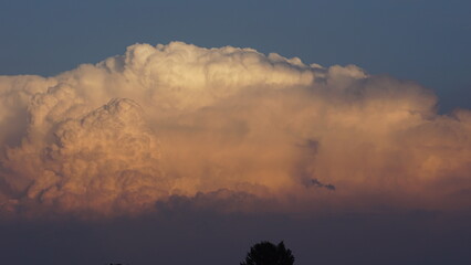 chmury na niebie.  © klumb