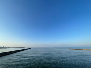 真っ青な空と青い海