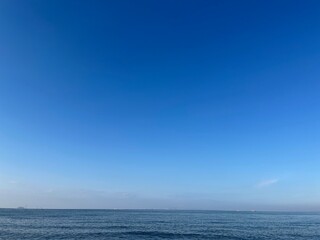 真っ青な空と青い海