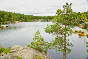 Kleiner See im Ravnedalen-Naturpark bei Kristiansand in Süd-Norwegen
