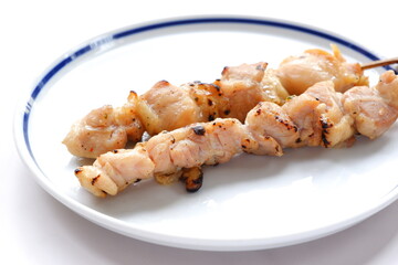 じっくり炭火で焼いた焼き鳥を塩で（モモ肉）