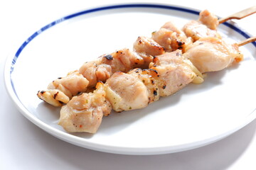 炭火でじっくり焼いた焼き鳥を塩で（モモ肉）