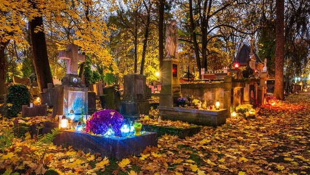Rakowice w jesienny listopadowy wiecz&oacute;r - płonące znicze