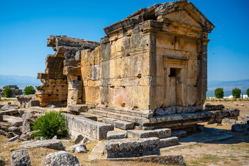 Obraz premium Ruins in ancient city of Hierapolis, Pamukkale, Turkey 